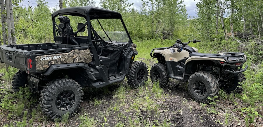 side-by-side-and-atv-parked-on-trails-rocky-ridge-rentals